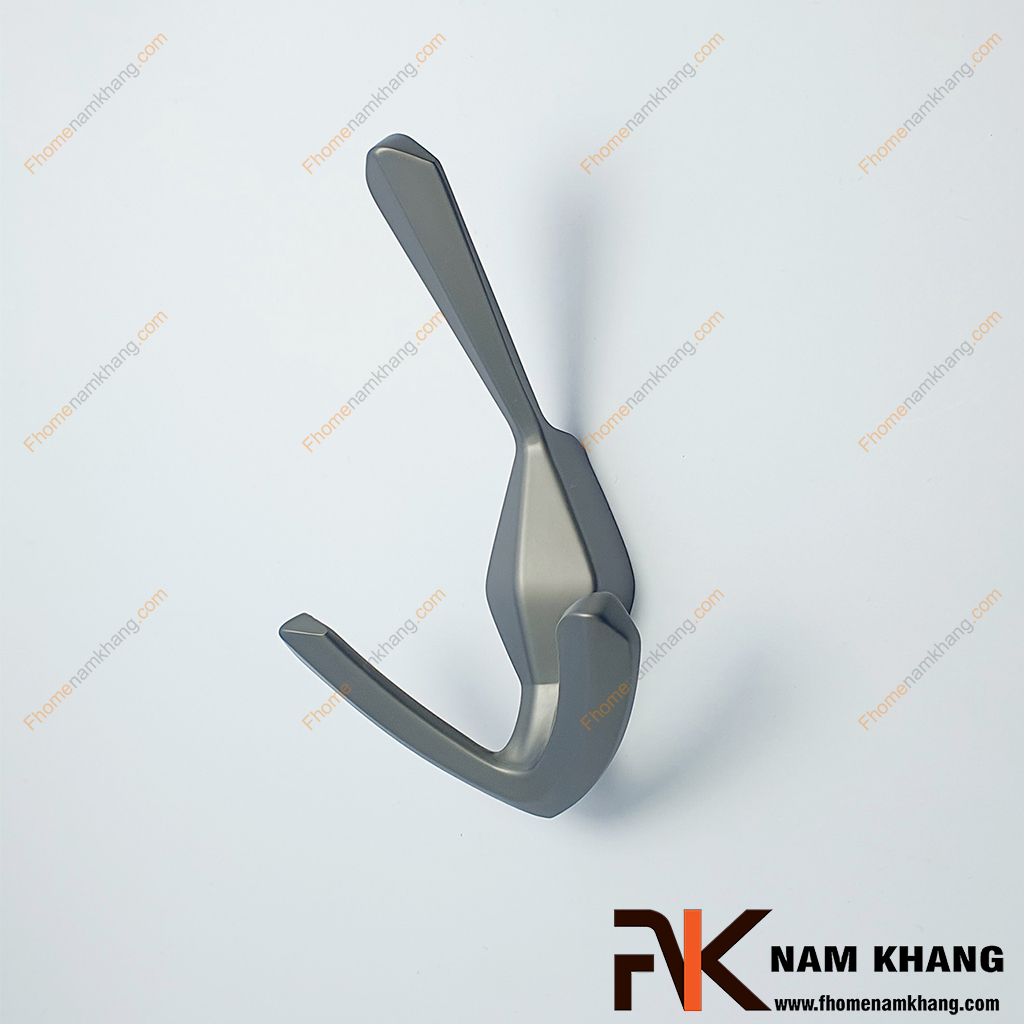 Móc treo tường kiểu dáng mỏ neo màu xám NK122M-X - có thiết kế 3 đầu móc treo, 1 móc trên cùng dùng để treo mũ, túi, khăn choàng, 2 móc dưới cong chữ U giúp giữ áo khoác, balo hoặc đồ nặng. 