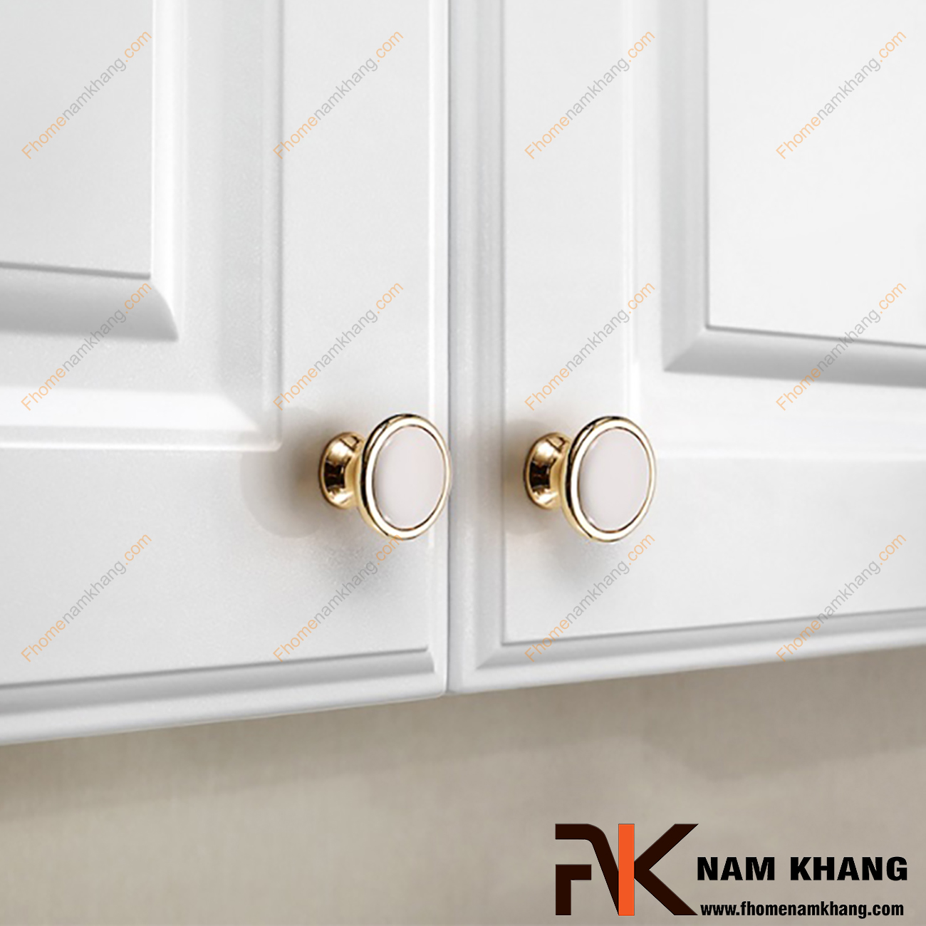 Núm cửa tủ tròn bằng sứ trắng viền vàng NK020 có thiết kế khá đơn giản từ hợp kim mạ vàng bọc quanh sứ trắng bóng cao cấp. Khá đơn giản nhưng lại toát lên vẻ ngoài tinh tế và rất sang trọng .