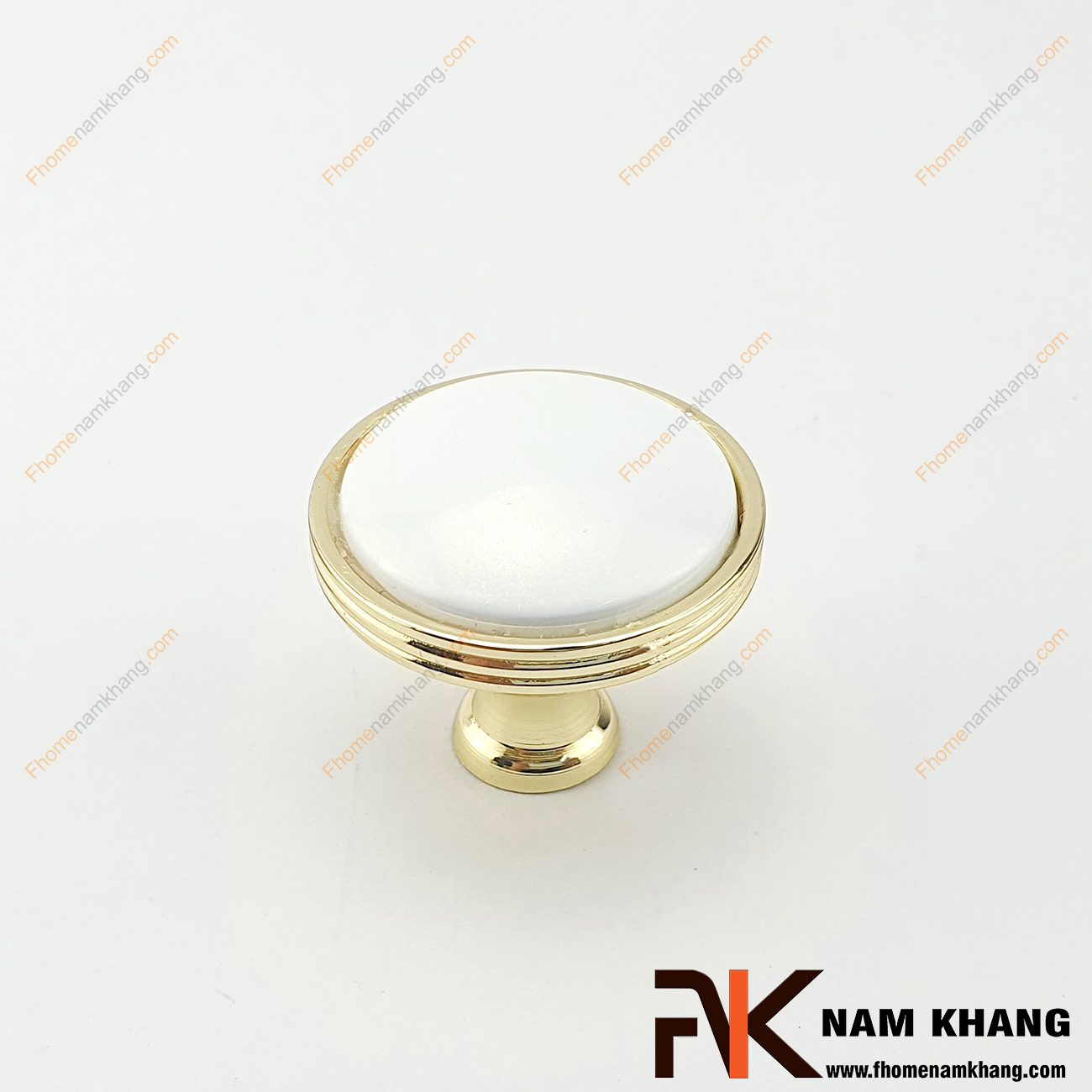 Núm cửa tủ tròn bằng sứ trắng viền vàng NK020-TV2 có thiết kế khá đơn giản từ hợp kim mạ vàng bọc quanh sứ trắng bóng cao cấp. Khá đơn giản nhưng lại toát lên vẻ ngoài tinh tế và rất sang trọng .