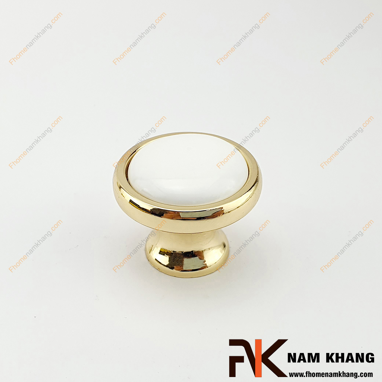 Núm cửa tủ tròn bằng sứ trắng viền vàng NK020L-TV có thiết kế khá đơn giản từ hợp kim mạ vàng bọc quanh sứ trắng bóng cao cấp. Khá đơn giản nhưng lại toát lên vẻ ngoài tinh tế và rất sang trọng .
