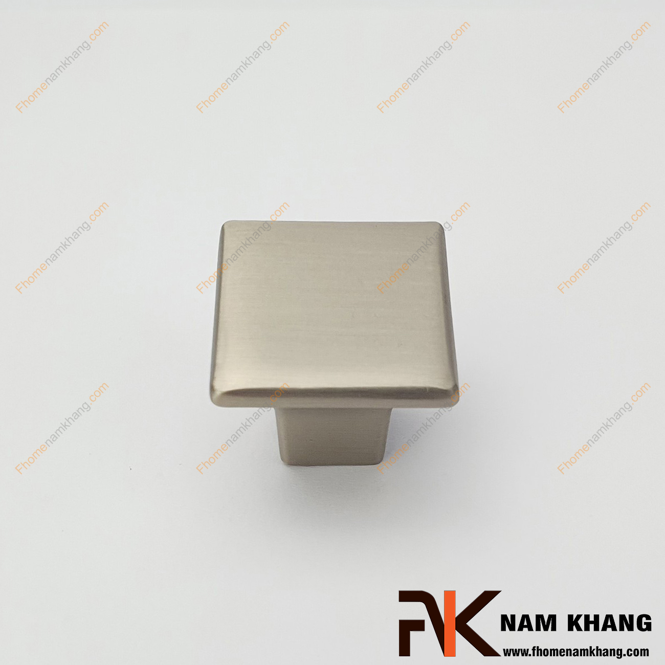 Núm cửa tủ vuông màu inox xước NK026L-INOX là một dạng phụ kiện núm cửa tủ có khuôn dạng vuông và trơn, xung quanh của tay nắm được xử lý bo tròn dễ dàng cầm nắm