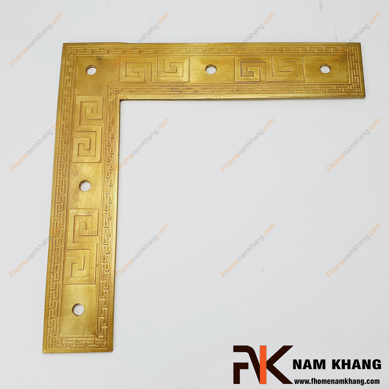 Ke góc cửa gỗ màu đồng vàng NK188-25KVR được sản xuất từ đồng cao cấp và có những đường họa tiết rõ nét dễ dàng phối hợp trên các dạng cánh cửa.
