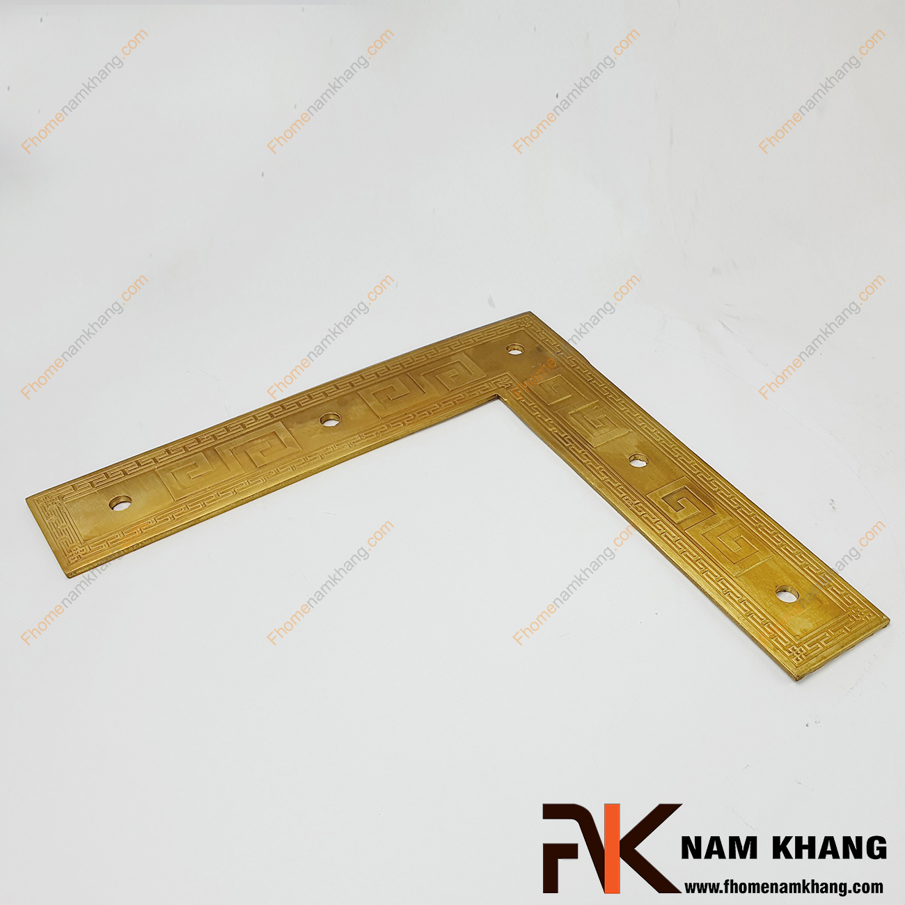 Ke góc cửa gỗ màu đồng vàng NK188-25KVR được sản xuất từ đồng cao cấp và có những đường họa tiết rõ nét dễ dàng phối hợp trên các dạng cánh cửa.