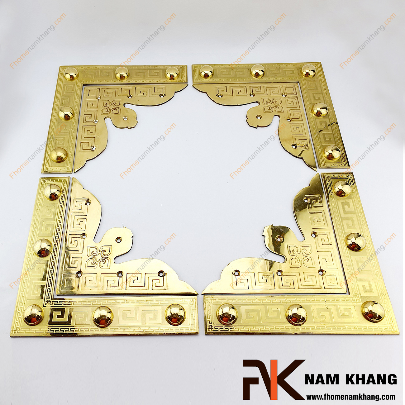 Ke góc cửa gỗ màu đồng vàng bằng đồng NK188-KVM thường dùng cho cửa chính, cửa cổng và đặc biệt là các loại cửa chất liệu gỗ quý mang đến vẻ uy nghiêm, sang trọng của gia chủ.