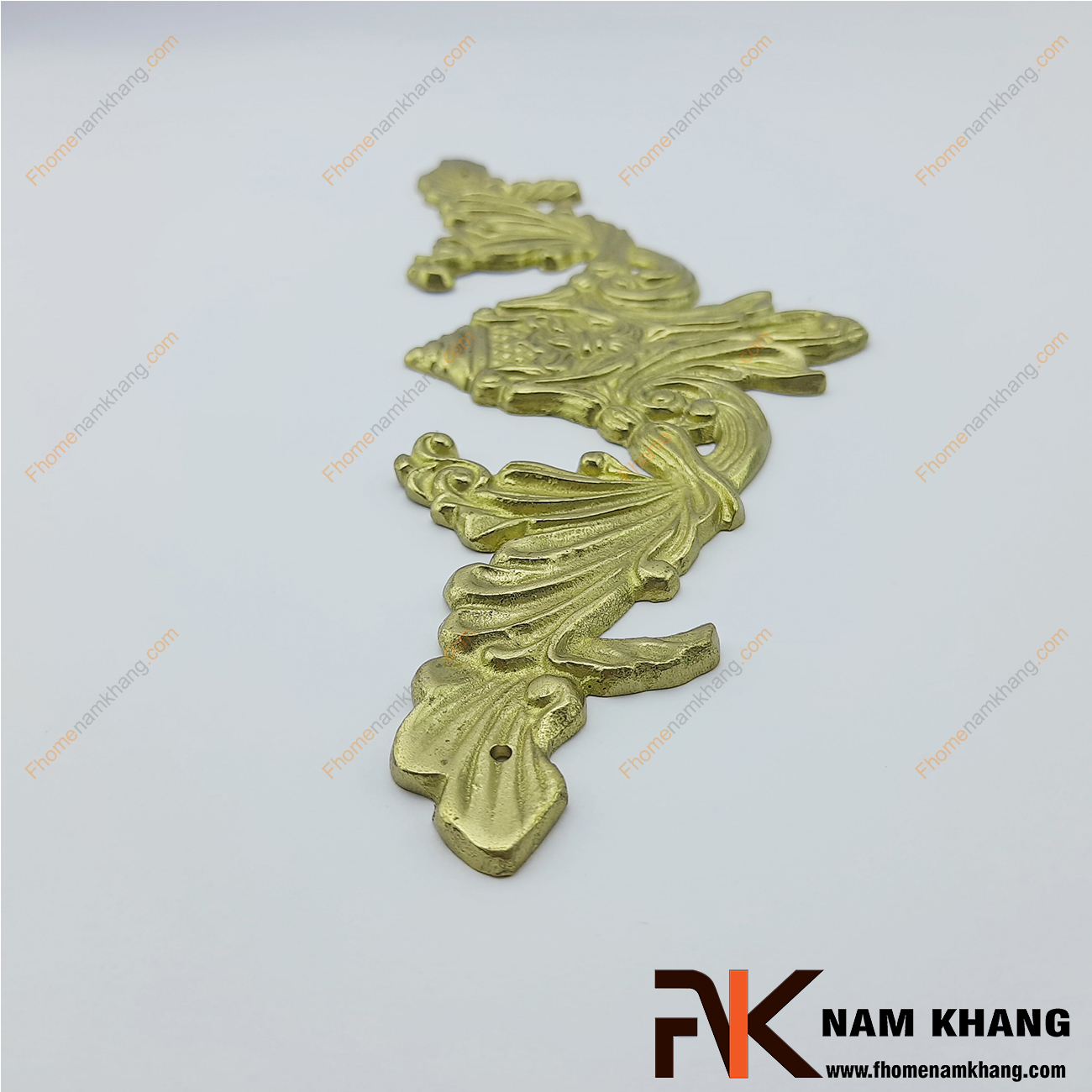 Ốp hoa văn trang trí màu đồng vàng NKD104 được sản xuất từ đồng cao cấp mang độ bền rất cao. Dòng sản phẩm này được xử lý kỹ thuật cao, đường nét trau chuốt tỉ mỉ, mang giá trị thẩm mĩ cao.