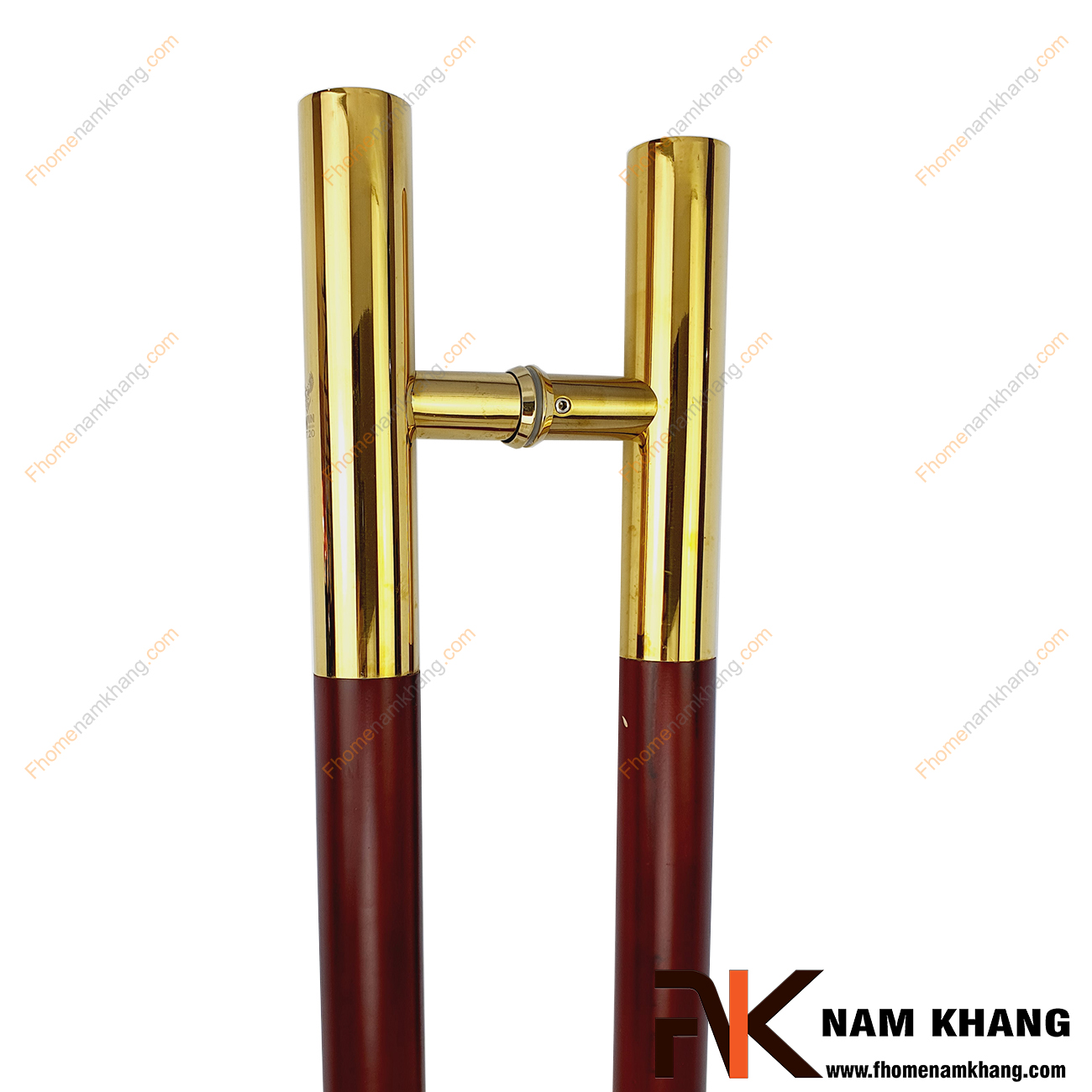 Tay nắm cửa chính màu inox vàng bóng phối gỗ đỏ NKC003-GV là sản phẩm tay nắm tủ đồng tâm dùng cho nhiều loại cửa vời đầy đủ các chất liệu theo thiết kế nội thất.