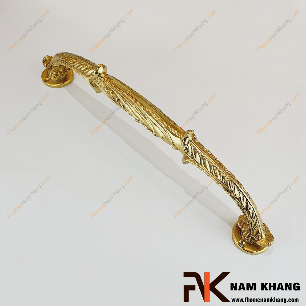 Tay nắm cửa chính màu đồng vàng bằng đồng NKD123-V là dạng tay nắm sản xuất từ chất liệu đồng cao cấp. Sản phẩm có thể bắt đối xứng 2 bên cánh cửa hoặc sử dụng lắp đặt 1 tay bên trong và 1 tay bên ngoài tùy thuộc vào nhu cầu của khách hàng.