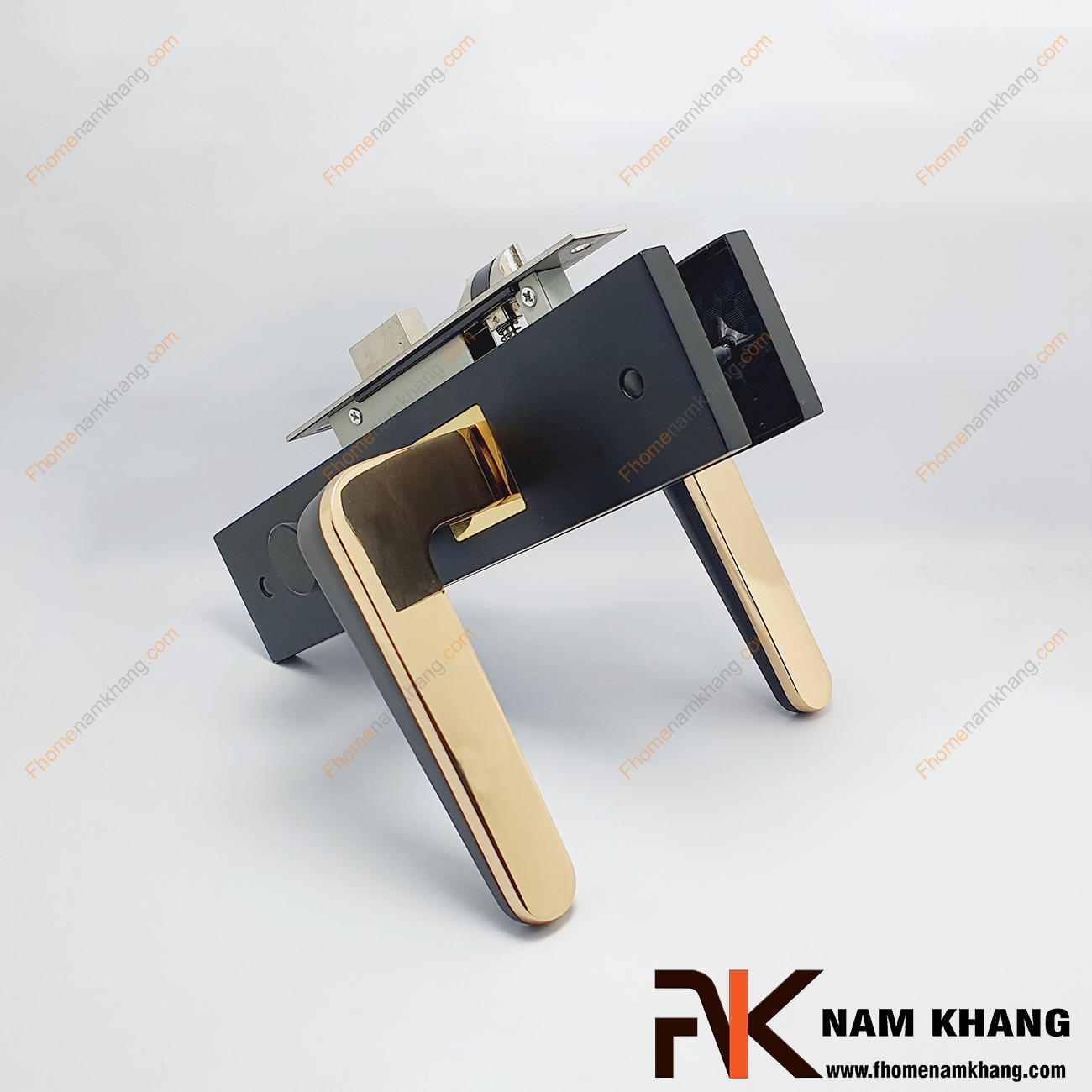 Khóa cửa thông phòng dạng trơn hiện đại màu đen NK485M-DV là một dạng khóa hiện đại thiết kế ốp góc vuông ấn tượng. Trên thân tay gạt có phối điểm vàng bóng rất nổi bật.