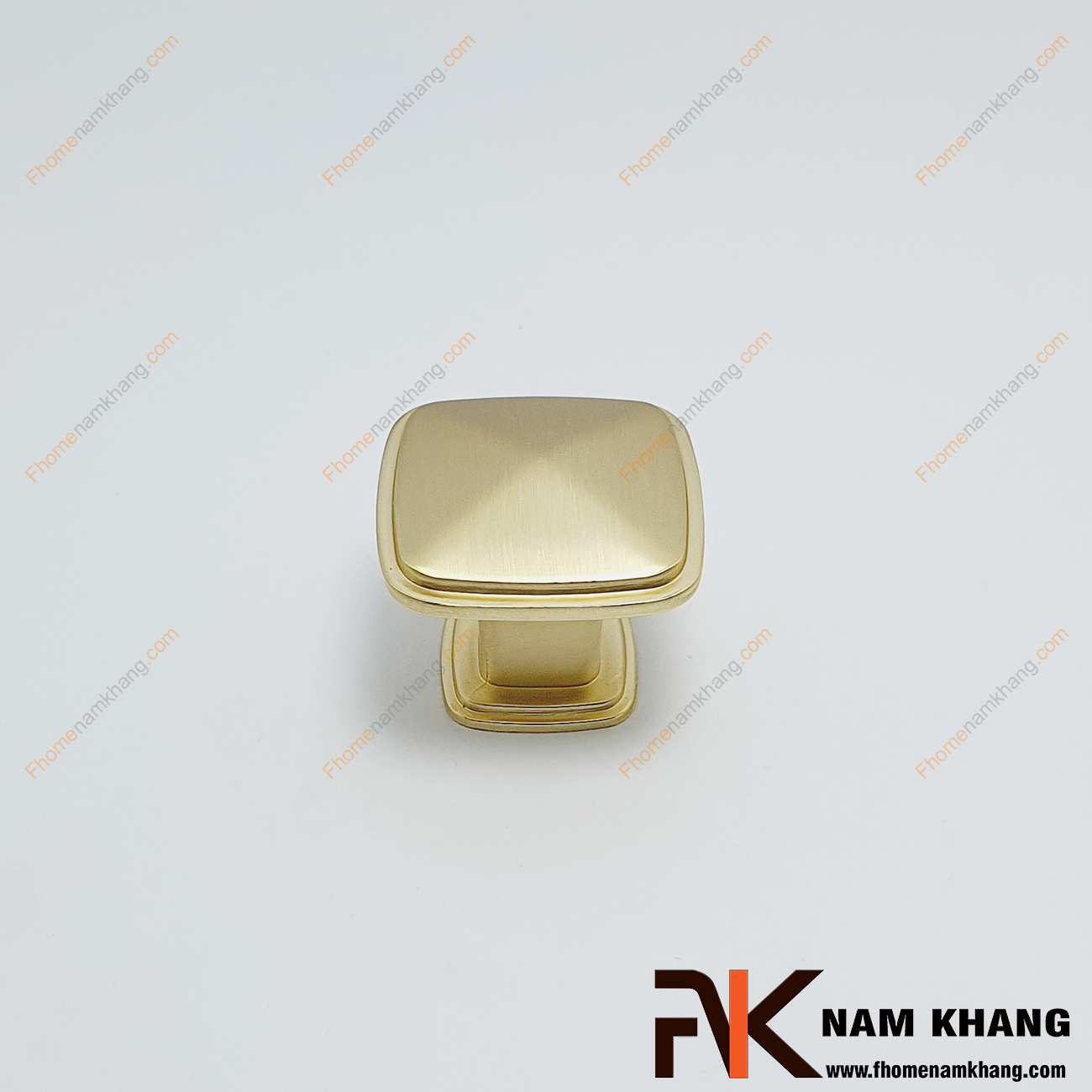 Núm cửa tủ dạng vuông đặc màu vàng mờ NK372L-VM, dòng núm cửa tủ nhỏ gọn được sản xuất từ hợp kim kẽm đặc. Đây là sản phẩm được sử dụng thông dụng trong nhiều dạng tủ kệ nhỏ, ngăn kéo tủ quần áo,...