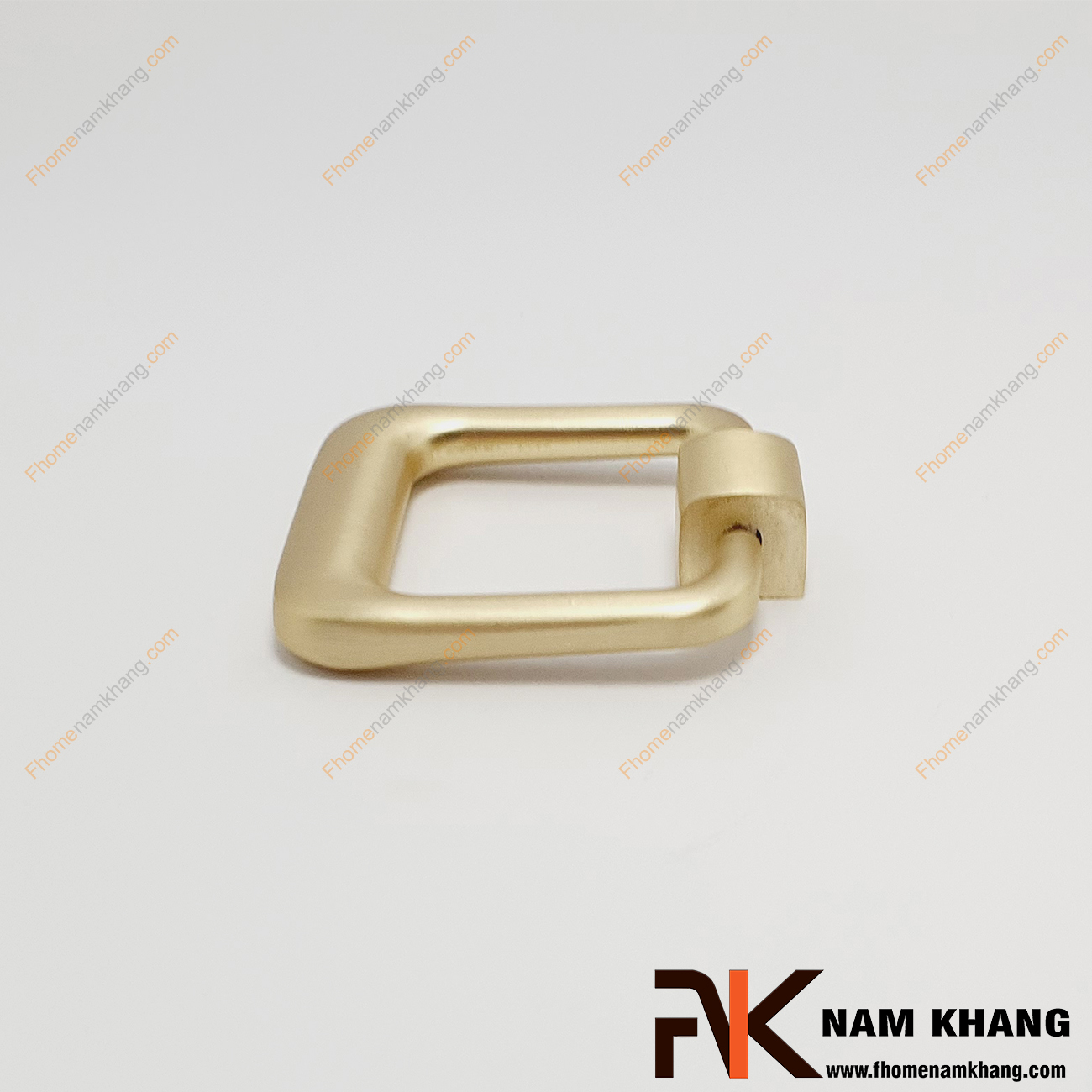 Núm cửa tủ vòng rơi màu vàng xước NK376-VX, một kiểu tay nắm vòng dạng vuông được bo tròn góc cạnh và sỡ hữu màu sắc vàng xước ấn tượng.