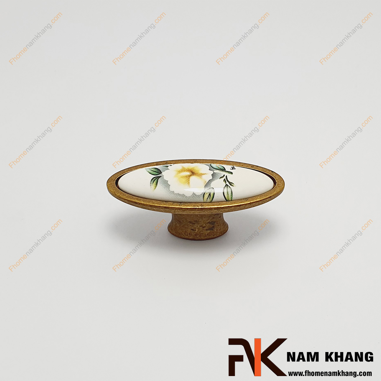 Núm cửa tủ ovan họa tiết hoa trà trắng NK019-HC được thiết kế với khuôn dạng tròn, bên trên là viên sứ trắng hoa trà được bao bọc từ hợp kim màu cafe rất đậm chất cổ điển