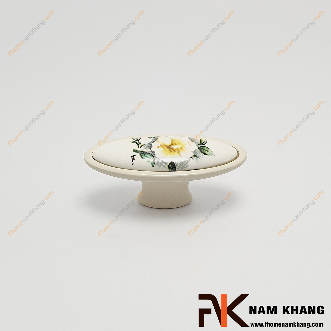 Núm cửa tủ ovan họa tiết hoa trà trắng NK019-HT được thiết kế với khuôn dạng tròn, bên trên là viên sứ trắng hoa trà được bao bọc từ hợp kim màu trắng rất đậm chất cổ điển