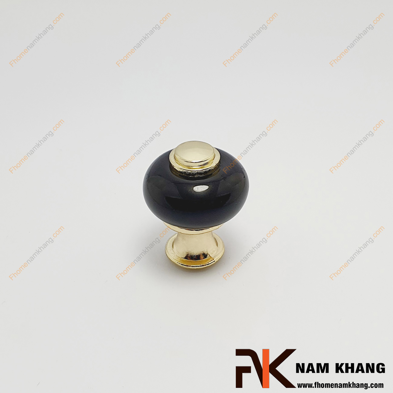 Núm cửa tủ sứ đen chân vàng NK338-VD có khuôn dạng nấm được phối hợp từ sứ cao cấp và phần lõi hợp kim mạ vàng bóng độc đáo.