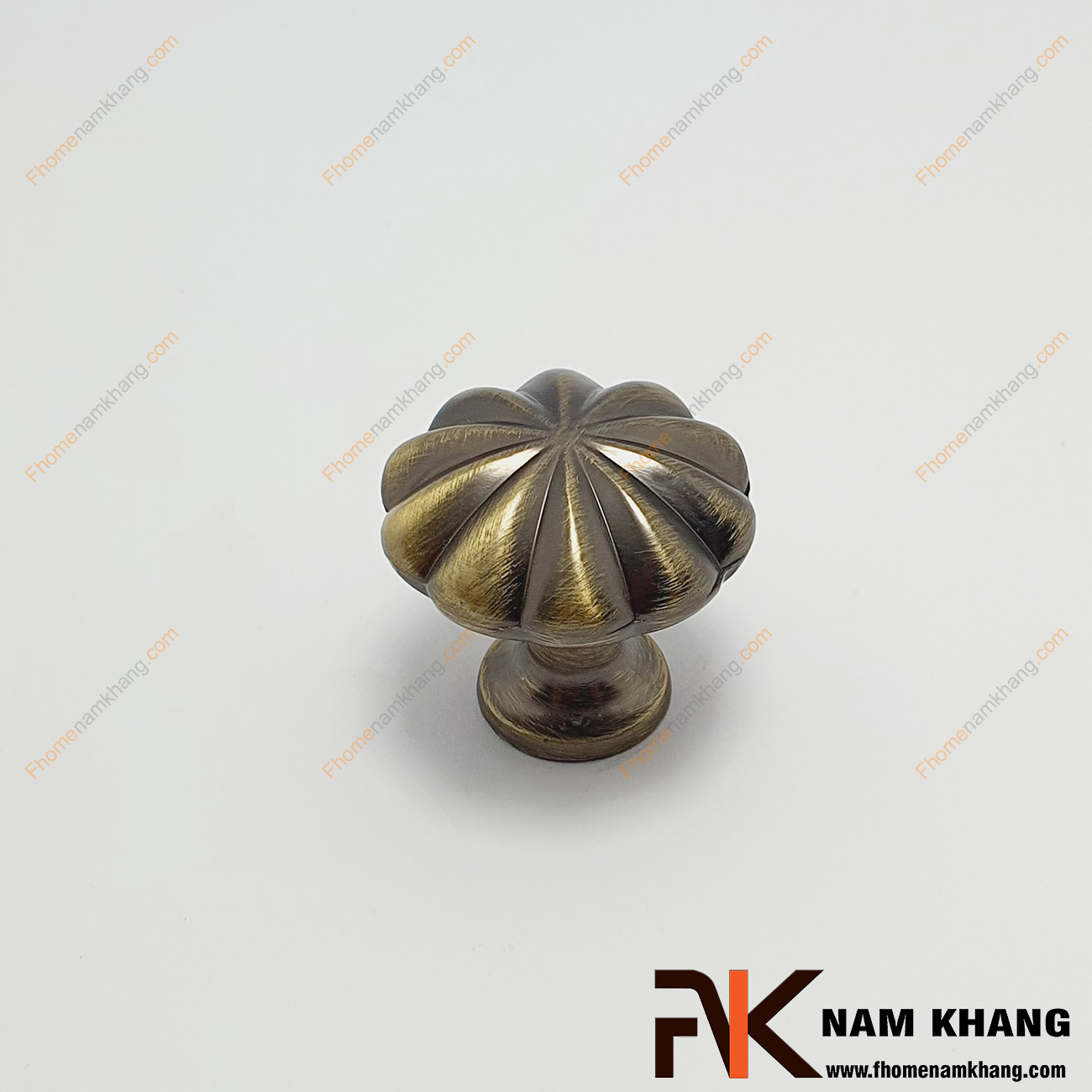 Núm nắm cửa tủ xoay tròn màu rêu NK355-RX có thiết kế dạng đối xứng xoay tròn, màu cafe xen kẻ phối đen làm toát lên vẻ cao cấp sang trọng cho một sản phẩm núm nắm tủ nhỏ gọn.