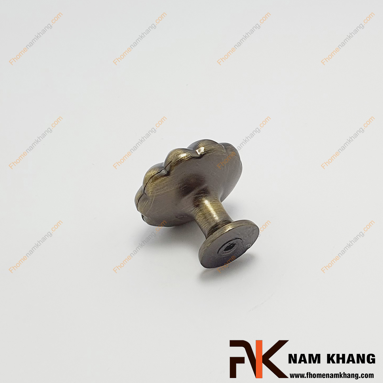 Núm nắm cửa tủ xoay tròn màu rêu NK355-RX có thiết kế dạng đối xứng xoay tròn, màu cafe xen kẻ phối đen làm toát lên vẻ cao cấp sang trọng cho một sản phẩm núm nắm tủ nhỏ gọn.