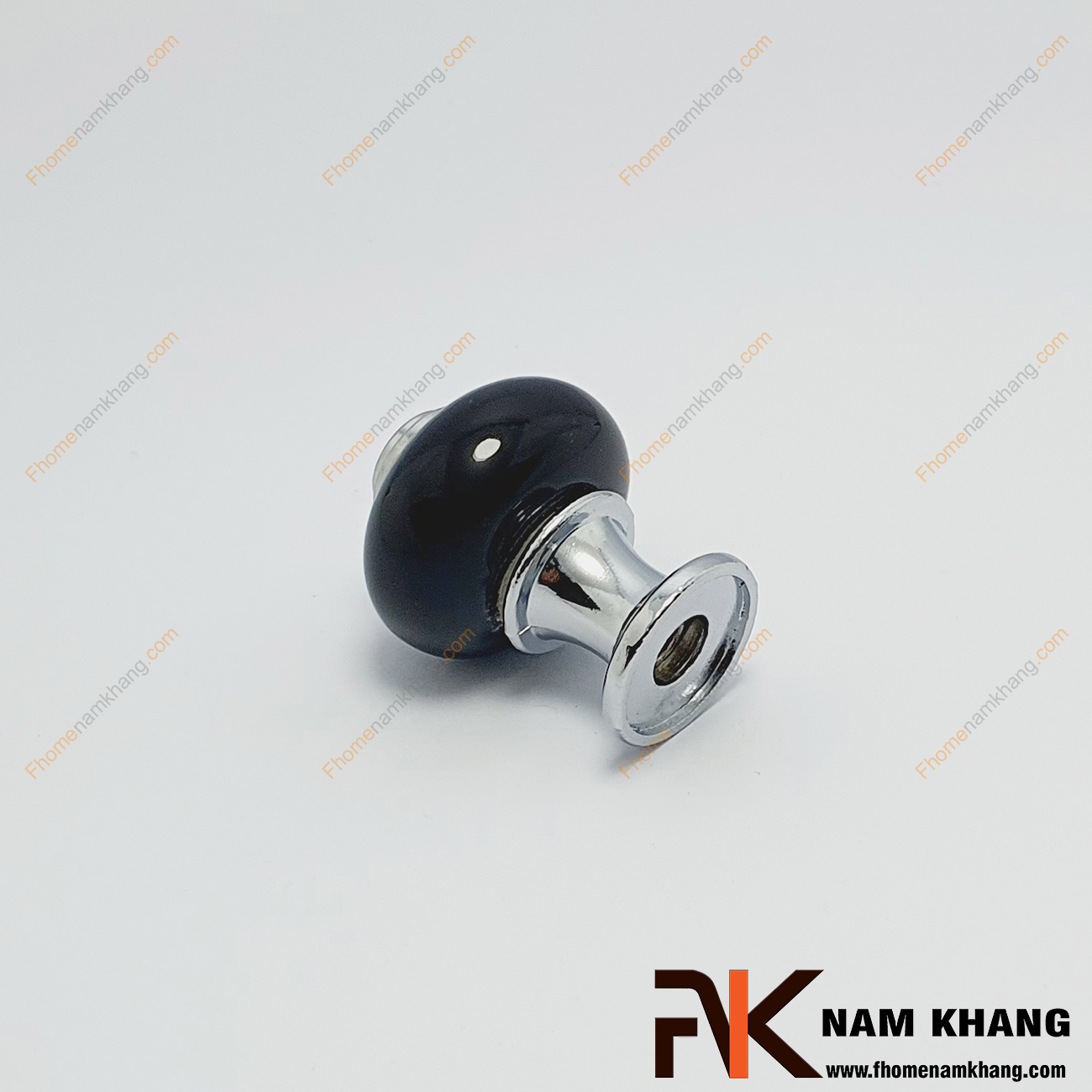 Núm cửa tủ sứ đen chân trắng bạc NK338-DT có khuôn dạng nấm được phối hợp từ sứ cao cấp và phần lõi hợp kim trắng bạc độc đáo.
