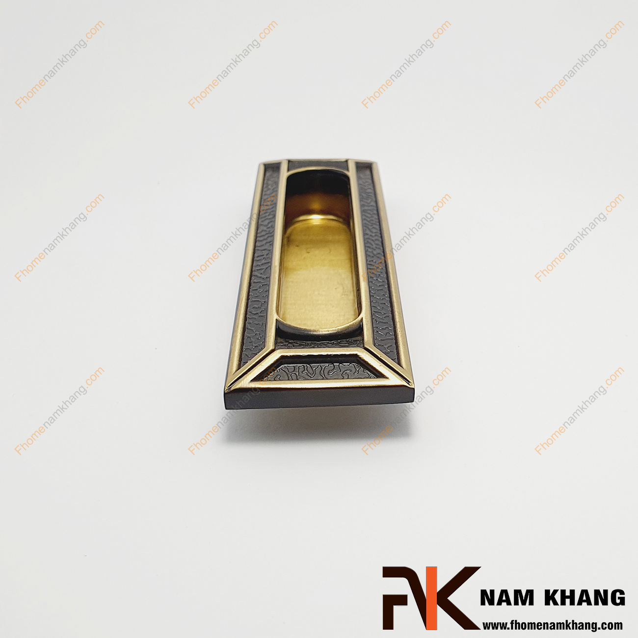 Tay nắm âm tủ cổ điển màu vàng NK107-128DV có một thiết kế đặc biệt theo phong cách hoàng gia với các đường nét họa tiết hết sức sang trọng, độc đáo.