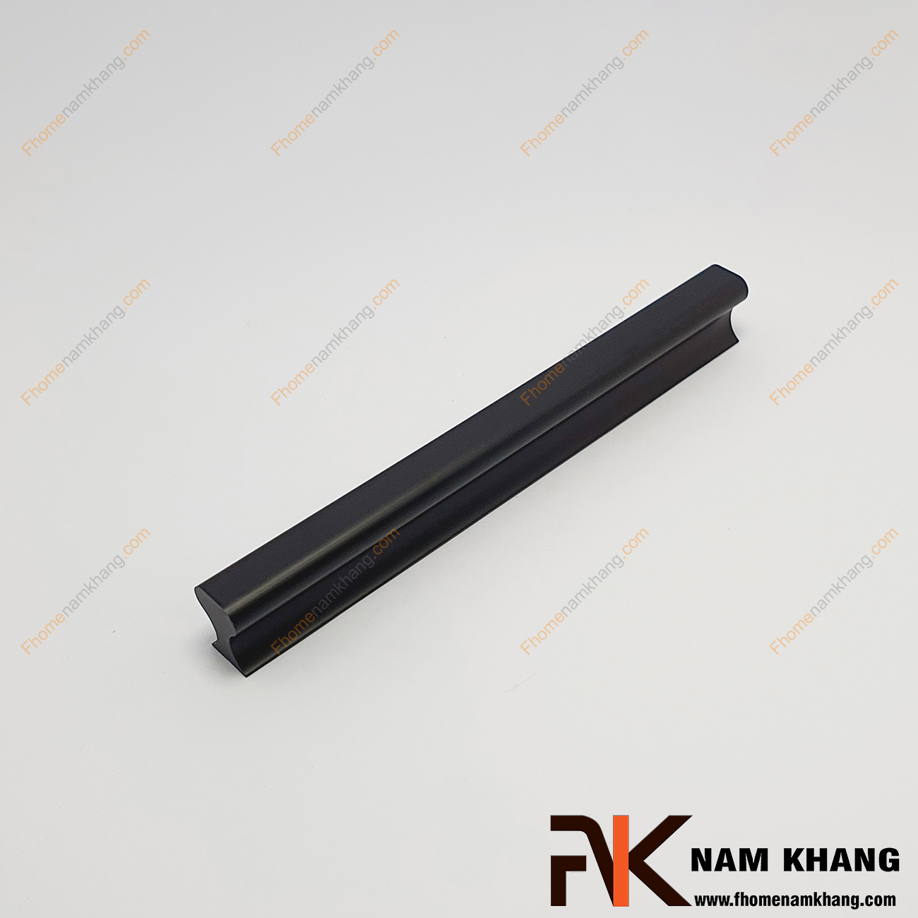 Tay nắm tủ dạng thanh màu đen NK056L-128D, mẫu tay nắm tủ thanh dài đồng nhất và sử dụng vít khoan âm đảm bảo an toàn.