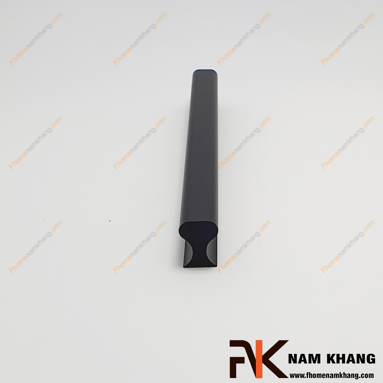 Tay nắm tủ dạng thanh màu đen NK056L-128D, mẫu tay nắm tủ thanh dài đồng nhất và sử dụng vít khoan âm đảm bảo an toàn.