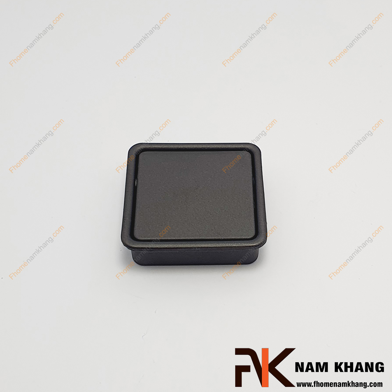 Núm âm tủ dạng vuông trơn màu đen mờ NK237-DM chuyên dùng cho các loại tủ đặt ở những nơi có không gian hạn chế hoặc dùng để nâng cao tính thẫm mỹ của sản phẩm.