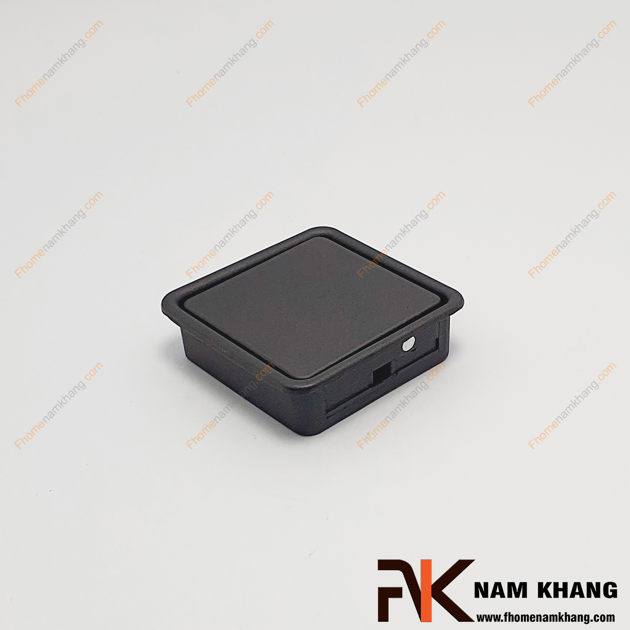Núm âm tủ dạng vuông trơn màu đen mờ NK237-DM chuyên dùng cho các loại tủ đặt ở những nơi có không gian hạn chế hoặc dùng để nâng cao tính thẫm mỹ của sản phẩm.