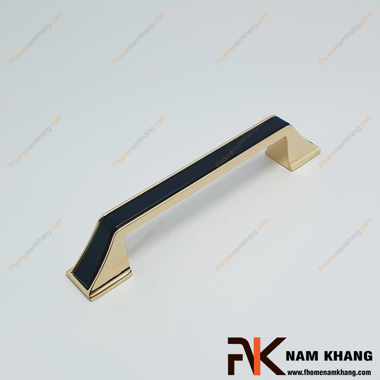 Tay nắm tủ phối hợp đế vàng bóng NK398L-DV - dòng tay nắm tủ đặc trưng cho thiết kế tay nắm tủ lắp ghép từ 2 phần riêng biệt. 