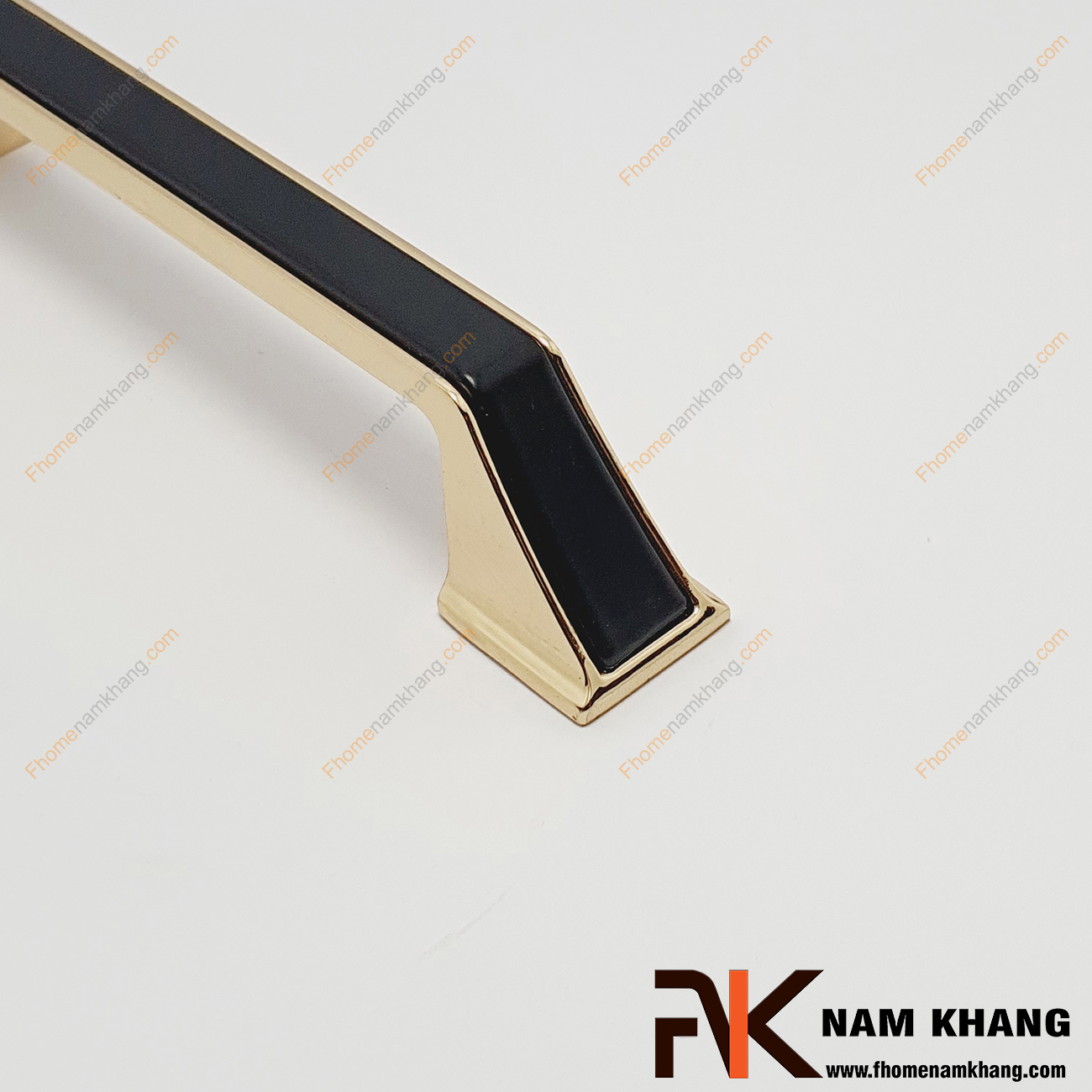 Tay nắm tủ phối hợp đế vàng bóng NK398L-DV - dòng tay nắm tủ đặc trưng cho thiết kế tay nắm tủ lắp ghép từ 2 phần riêng biệt. 