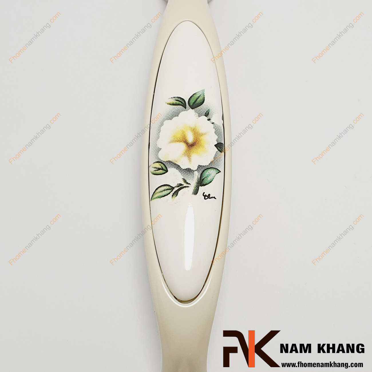 Tay nắm tủ màu trắng phối sứ họa tiết hoa trà NK019-HT, một dạng tay nắm phối sứ cao cấp thường sử dụng trên tủ bếp với thiết kế hợp kim cao cấp bọc viên sứ trắng sử dụng họa tiết hoa trà sang trọng.