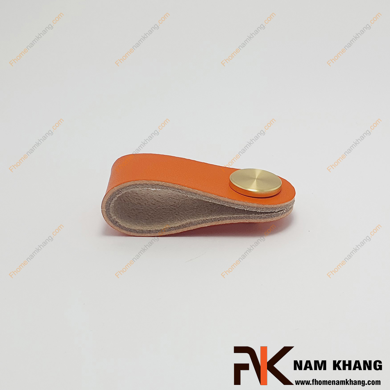 Núm cửa tủ bằng da chân đế hợp kim NK491D-C - mẫu tay nắm tủ bằng da mềm mại được phối hợp với chất liệu hợp kim vàng bóng ở phần đế vừa tạo điểm nhấn vừa mang đến một phong cách phối hợp nhẹ nhàng, cao cấp.