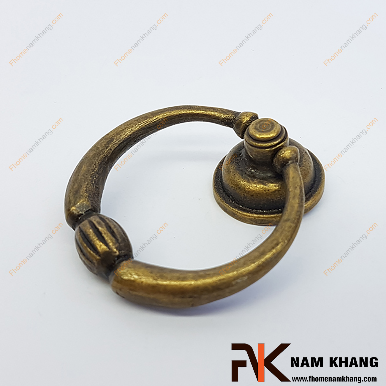 Núm kéo cửa tủ vòng đồng NKD069-C có khuôn dạng vòng nắm theo kiểu cổ. Đây là dạng tay nắm tủ quen thuộc và được sử dụng nhiều trong nội thất trải trong nhiều thời kỳ qua.