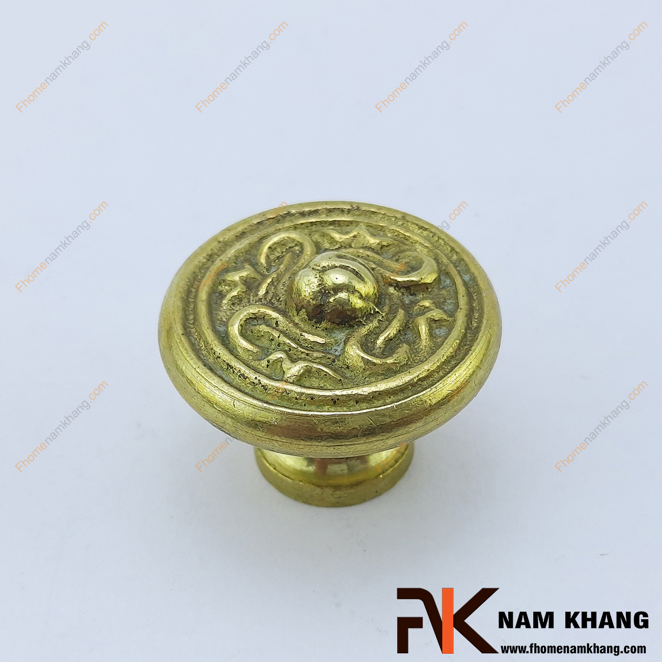 Núm nắm tủ hoa đồng cổ NKD079 có khuôn dạng nấm tròn được thiết kế các họa tiết cổ đối xứng xoay tròn với nhau.