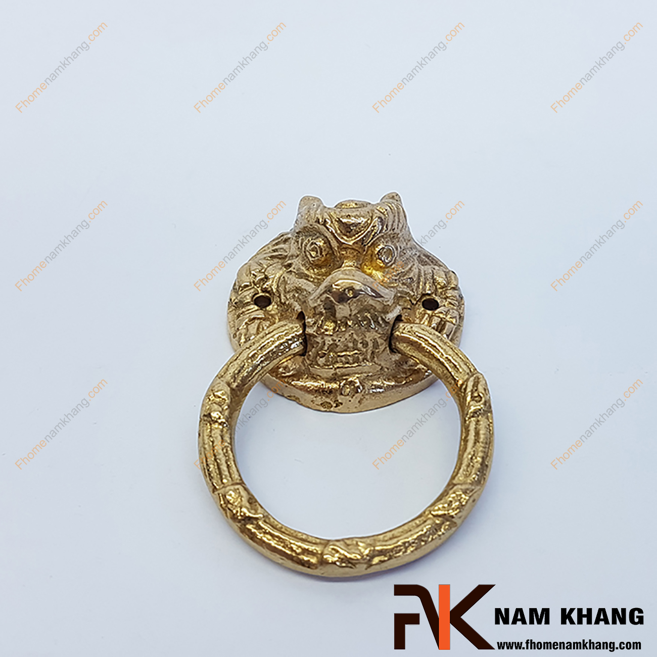 Núm nắm tủ đồng vàng đầu sư tử NKD048 là một sản phẩm nội thất được chế tạo lấy cảm hứng từ sự uy quyền của loài sư tử dũng mãnh.