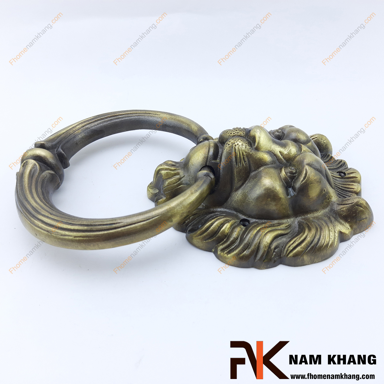 Núm đồng đầu sư tử NKD097 là một sản phẩm nội thất được chế tạo lấy cảm hứng từ sự uy quyền của loài sư tử dũng mãnh. Được đúc áp lực cao từ chất liệu đồng cao cấp núm đầu sư tử có độ bền cao và chịu được lực kéo nắm tốt.
