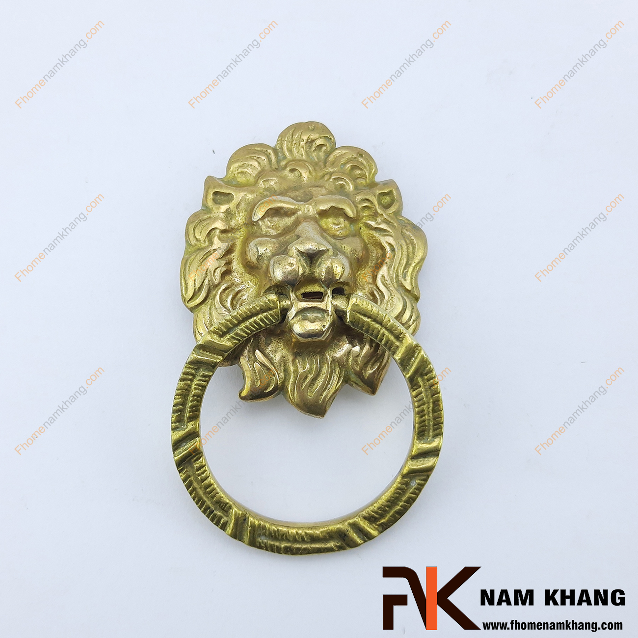 Núm đồng đầu sư tử NKD032 là một sản phẩm nội thất được chế tạo lấy cảm hứng từ sự uy quyền của loài sư tử dũng mãnh.