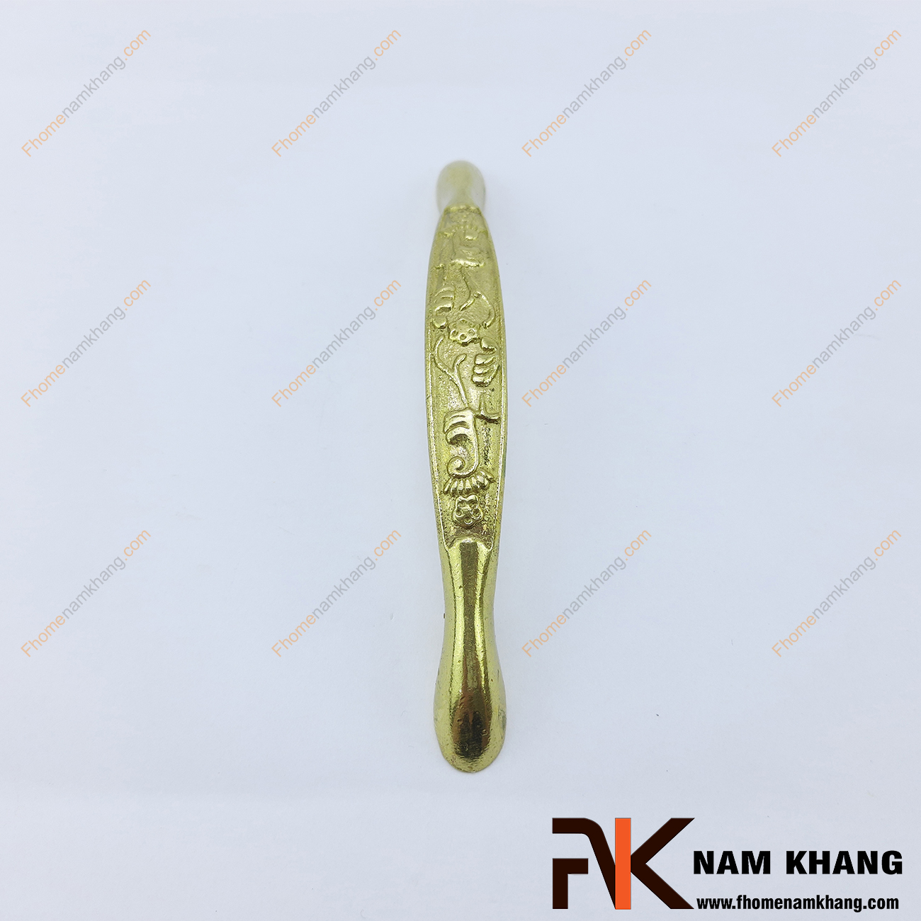 Với một phong cách thiết kế cổ điển, Tay nắm tủ đồng cổ điển NKD039-150 lấy họa tiết hoa lá nho chủ đạo ở thân tay nắm để làm nổi bật lên các họa tiết giữa nên bóng của đồng vàng.