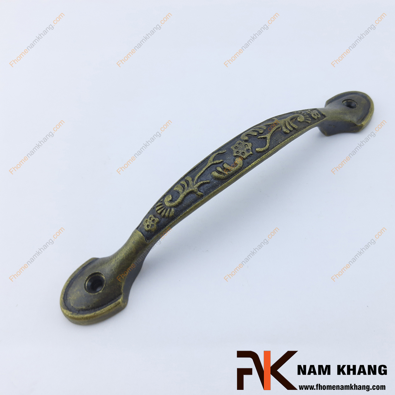 Sản phẩm tay nắm tủ hoa lá cổ NKD092-190 là một sản phẩm đặc trưng trong dòng tay nắm nội thất cổ do được sử dụng họa tiết hoa lá cổ trên chất liệu đồng cao cấp.