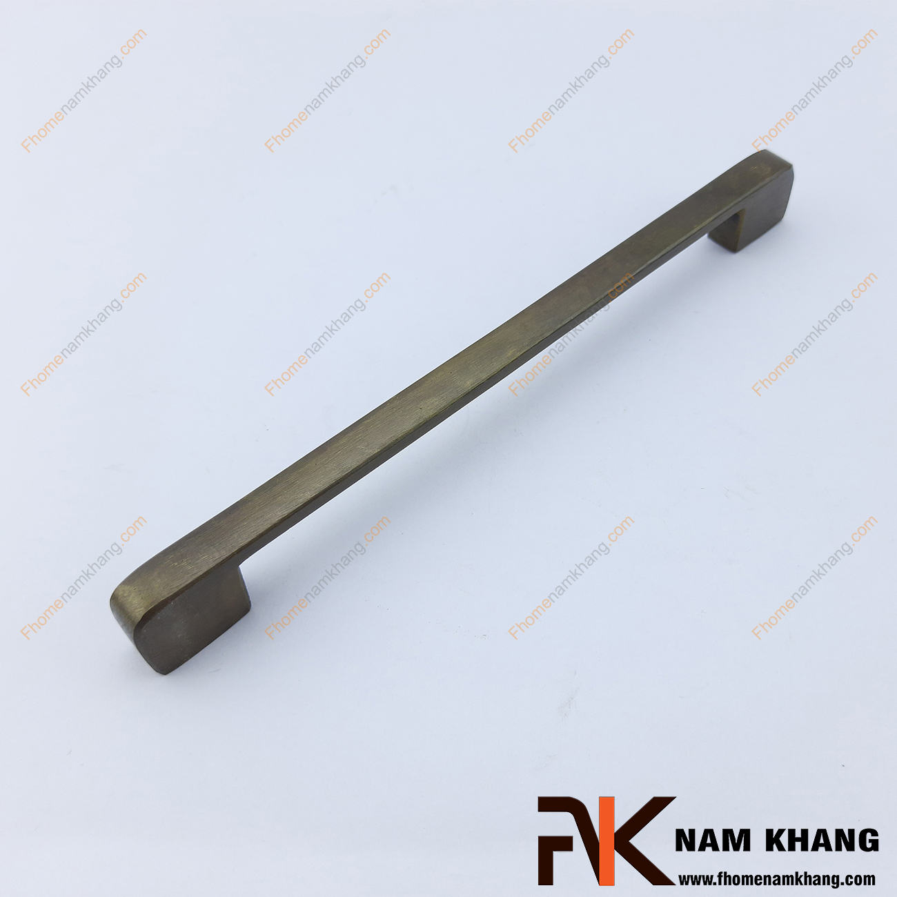 Tay nắm tủ đồng đúc xi màu giả cổ NKD101-200C là một sản phẩm đặc trưng trong dòng tay nắm nội thất được sản xuất từ chất liệu đồng cao cấp.