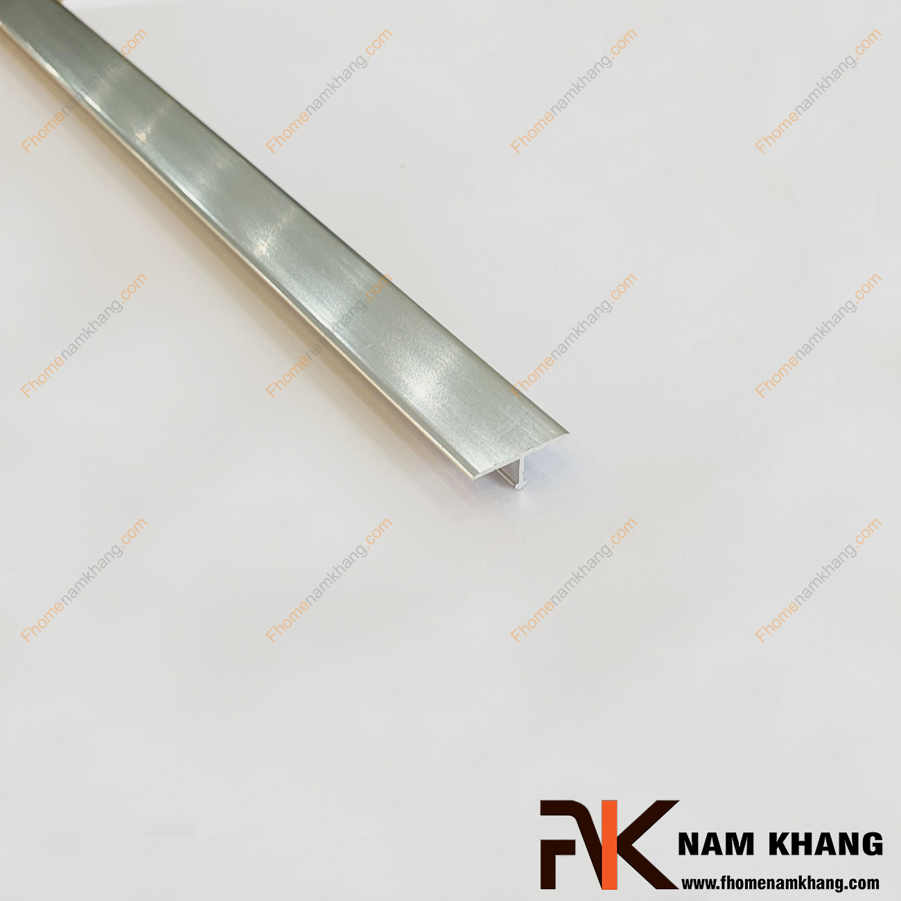 Nẹp chữ T trang trí cạnh gỗ màu trắng bạc NKG-NTN là sản phẩm thường được sử dụng nẹp ở vị trí tiếp xúc giữa 2 bề mặt tấm gỗ.