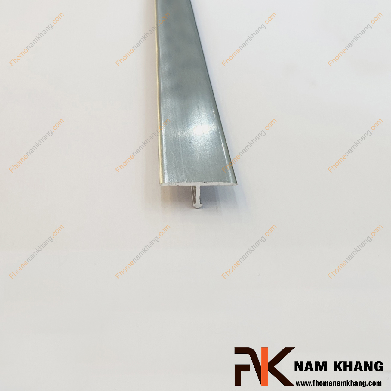 Nẹp chữ T trang trí cạnh gỗ màu trắng bạc NKG-NTN là sản phẩm thường được sử dụng nẹp ở vị trí tiếp xúc giữa 2 bề mặt tấm gỗ.