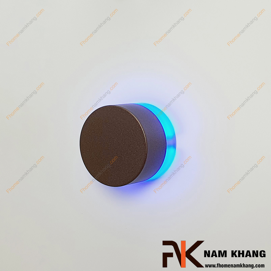 Núm cửa tủ phối đèn led trụ tròn màu xám NK494TR-XXA là một dạng núm tủ hiện đại phối hợp với đèn sử dụng hộp pin điện tử và có cảm ứng chạm rất linh hoạt. 