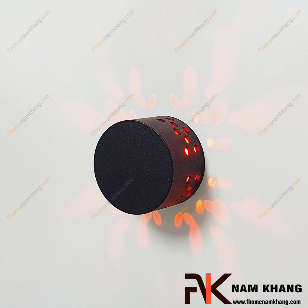 Núm cửa tủ phối đèn led trụ tròn màu đen NK494TL-DDO là một dạng núm tủ hiện đại phối hợp với đèn sử dụng hộp pin điện tử và có cảm ứng chạm rất linh hoạt. 