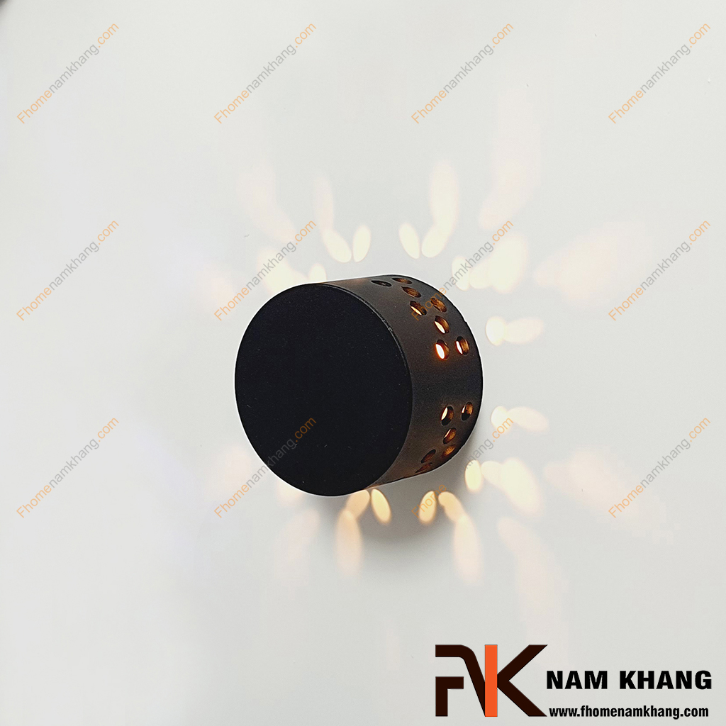 Núm cửa tủ phối đèn led trụ tròn màu đen NK494TL-DVA là một dạng núm tủ hiện đại phối hợp với đèn sử dụng hộp pin điện tử và có cảm ứng chạm rất linh hoạt. 