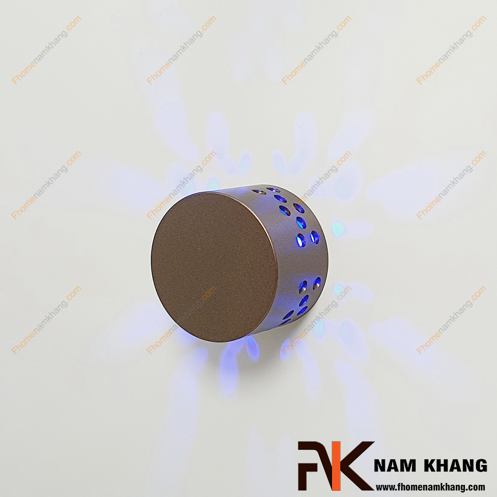 Núm cửa tủ phối đèn led trụ tròn màu xám NK494TL-XXA là một dạng núm tủ hiện đại phối hợp với đèn sử dụng hộp pin điện tử và có cảm ứng chạm rất linh hoạt. 