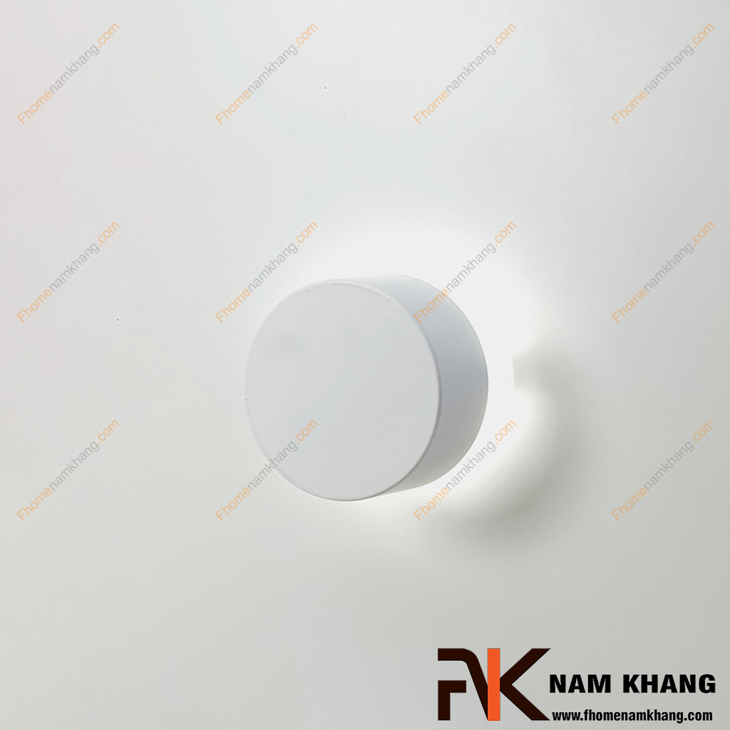 Núm cửa tủ phối đèn led trụ tròn màu trắng NK494TR-TTR là một dạng núm tủ hiện đại phối hợp với đèn sử dụng hộp pin điện tử và có cảm ứng chạm rất linh hoạt. 