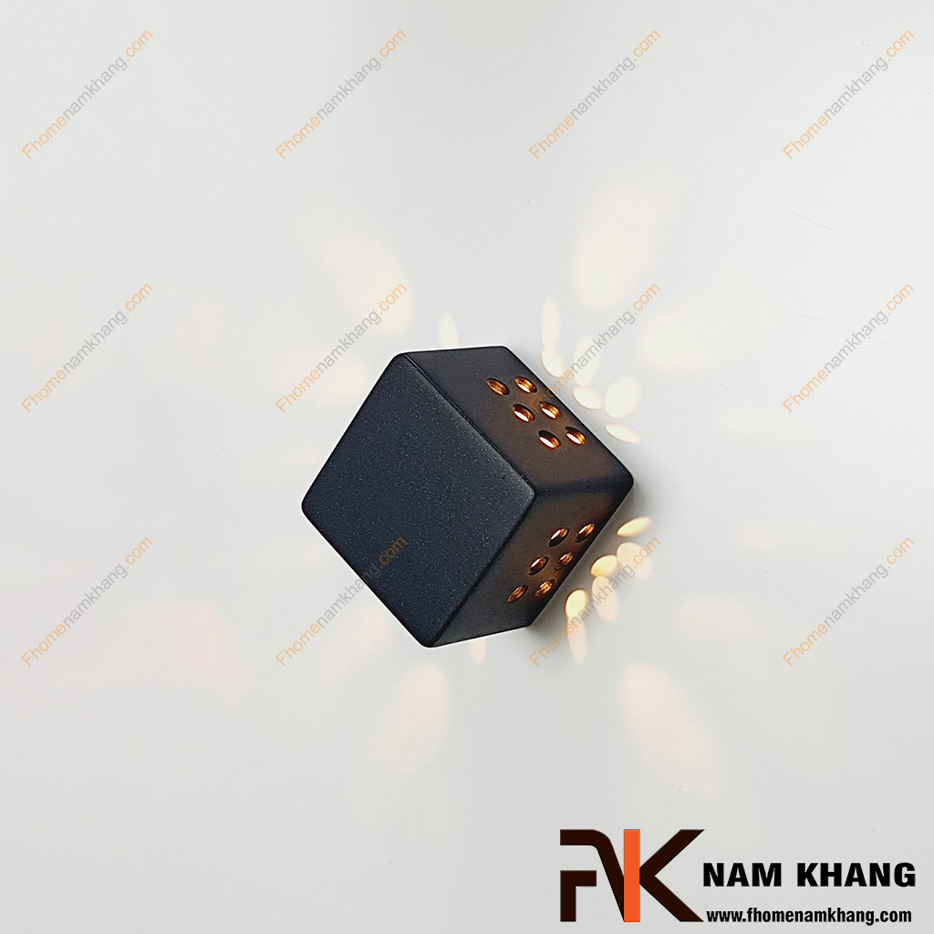 Núm cửa tủ phối đèn led dạng vuông màu đen NK494VL-DVA là một dạng núm tủ hiện đại phối hợp với đèn sử dụng hộp pin điện tử và có cảm ứng chạm rất linh hoạt. 
