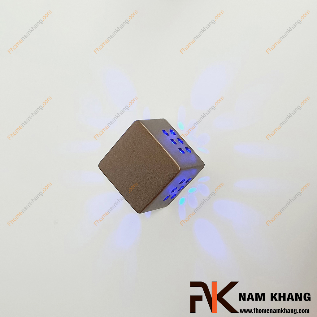 Núm cửa tủ phối đèn led dạng vuông màu xám NK494VL-XXA là một dạng núm tủ hiện đại phối hợp với đèn sử dụng hộp pin điện tử và có cảm ứng chạm rất linh hoạt.