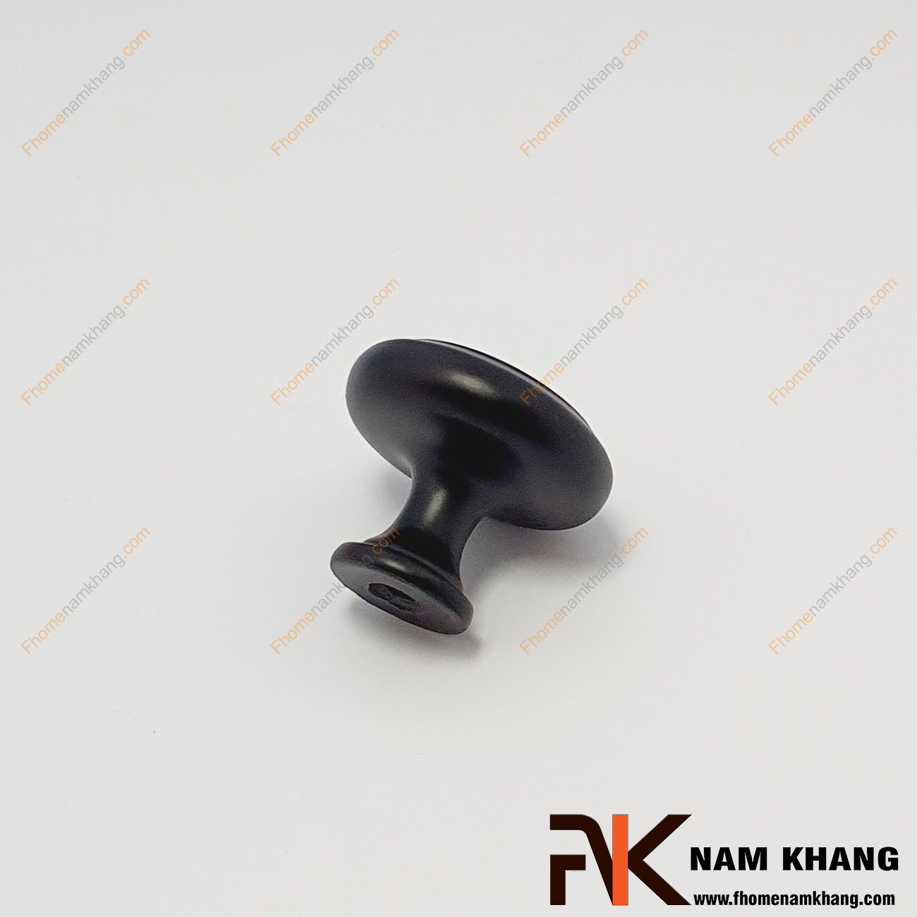 Núm cửa tủ dạng tròn viền màu đen mờ NK337L-DM dáng núm cửa tủ tròn đầy với thiết kế phần đỉnh và thân có đường viền lõm bao quanh làm điểm nhấn lớn cho sản phẩm núm nắm cửa tủ.