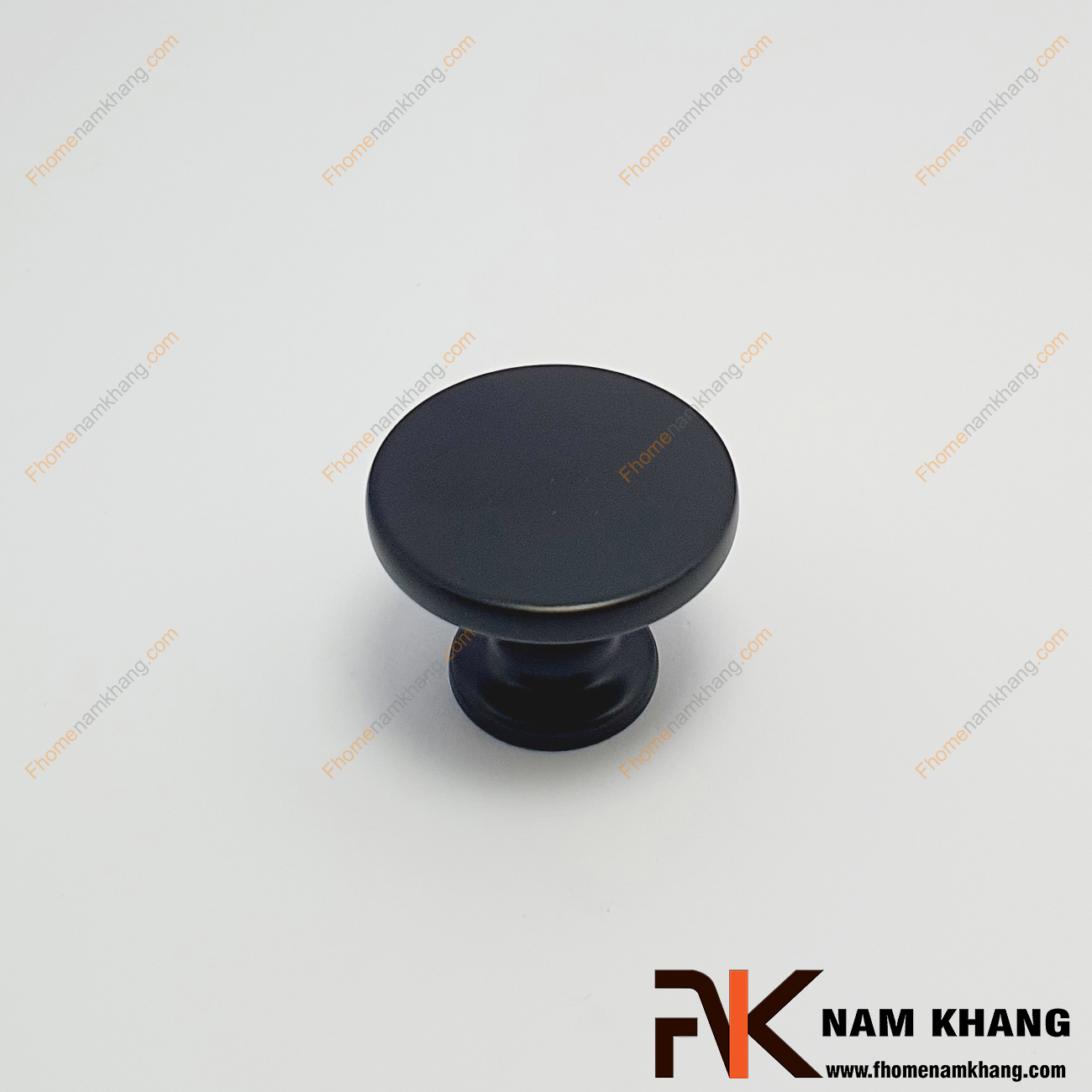 Núm cửa tủ tròn trơn màu đen mờ NK455L-DM Một thiết kế rất đơn giản và có kích thước tương đối lớn so với đa phần kích thước tay nắm tủ trên thị trường.