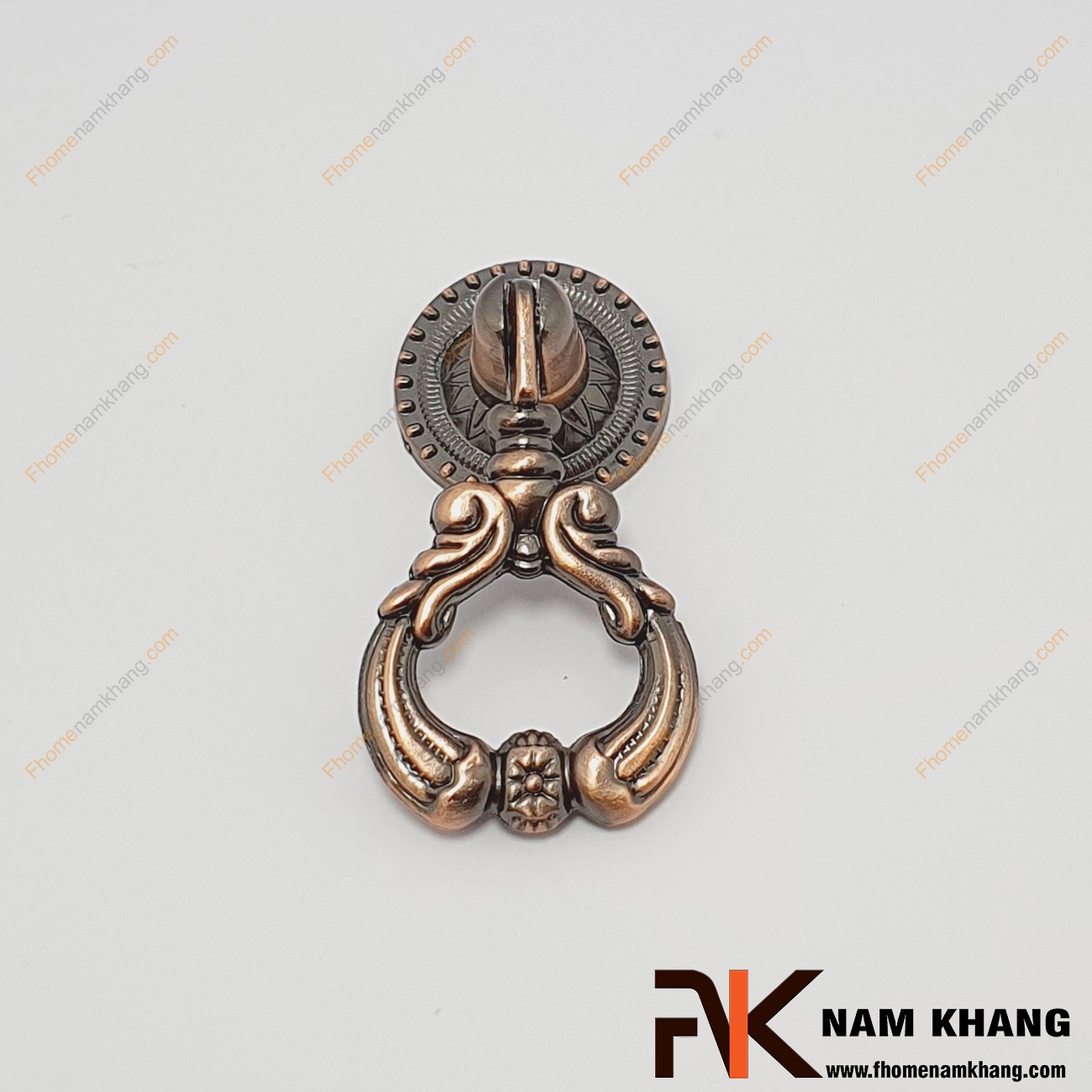 Núm cửa tủ dạng vòng cổ điển màu đồng cổ NK353H-C , một thiết kế với tay nắm dạng vòng quen thuộc trong thiết kế phụ kiện nội thất.