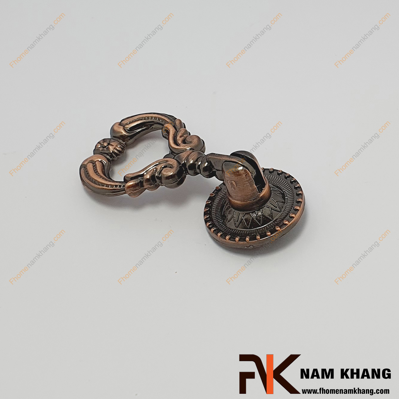 Núm cửa tủ dạng vòng cổ điển màu đồng cổ NK353H-C , một thiết kế với tay nắm dạng vòng quen thuộc trong thiết kế phụ kiện nội thất.